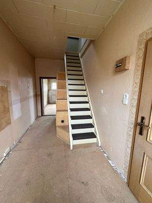 Flur mit Treppe zum DG