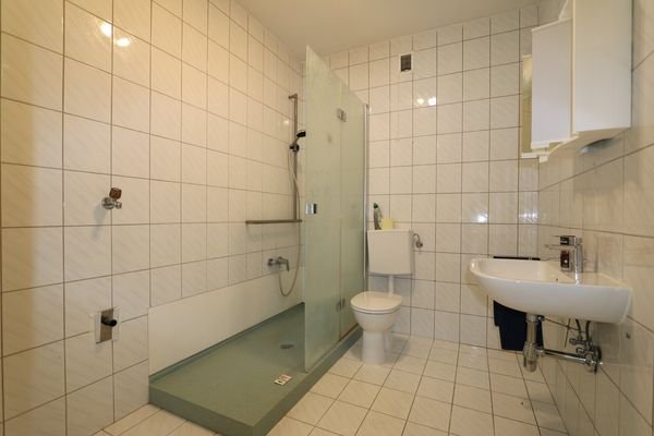 Bad mit Dusche, WC und Waschmaschinenanschluss