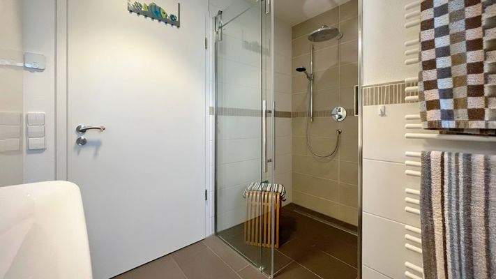 Bodenebene Dusche und regelbarer Handtuchheizkörper