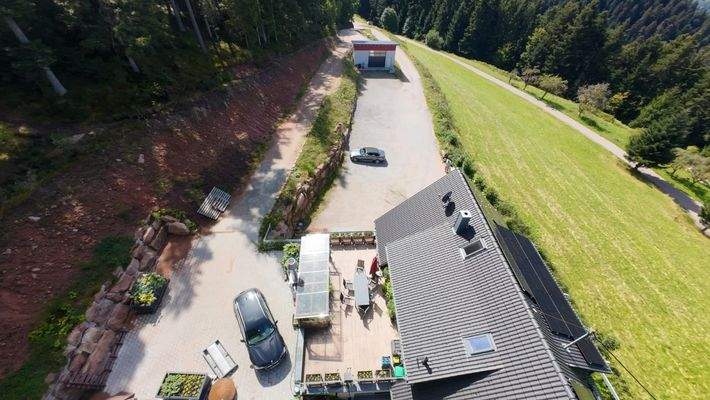 Terrasse oben und Parkplätze 