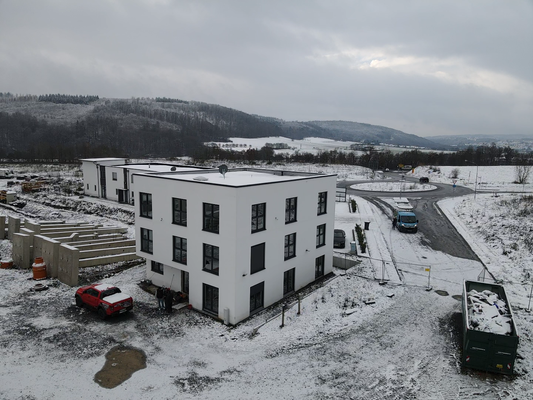 Bürogebäude mit Sicht zur Straße 