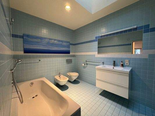 Badezimmer mit Wanne