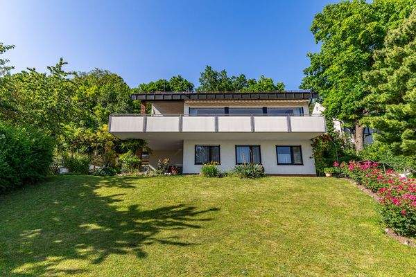 Idyllisch gelegen mit prachtvoller Gartenanlage und Südausrichtung