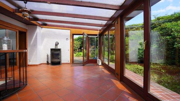 ...und Zugang zum Wintergarten mit Kaminofen