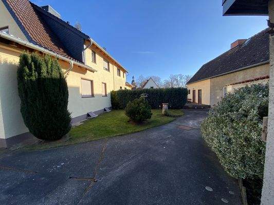 Hof mit Grünfläche