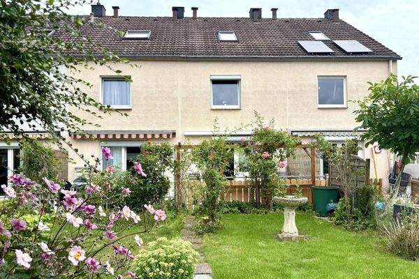 Ansicht vom Garten im Sommer