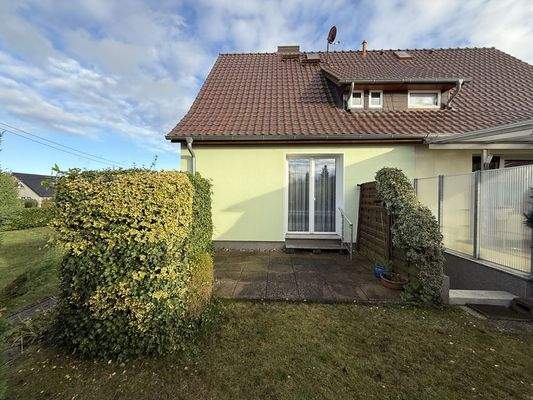 Hinteransicht mit Terrasse 