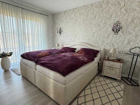 Schlafzimmer mit Zugang zur zweiten Terrasse