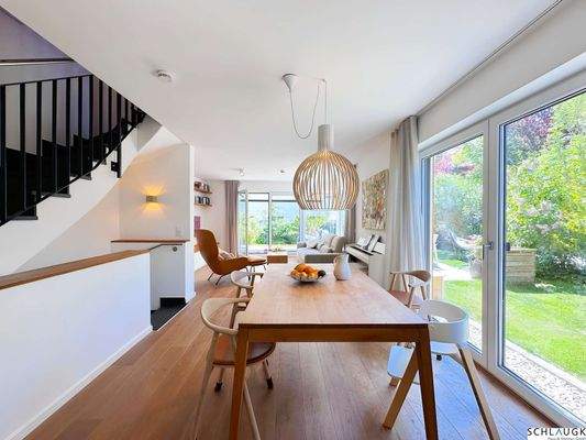 Essbereich mit offener Küche und Wohnzimmer