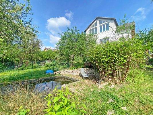 Hausansicht mit Schwimmteich