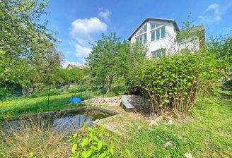 Hausansicht mit Schwimmteich