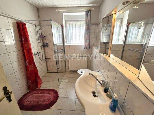 Neuwertiges Tageslicht - Badezimmer mit bodenebener Dusche 