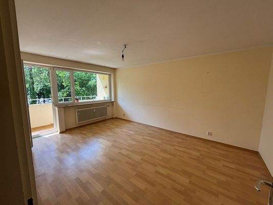 Wohn-/Essbereich mit Zugang zur Loggia