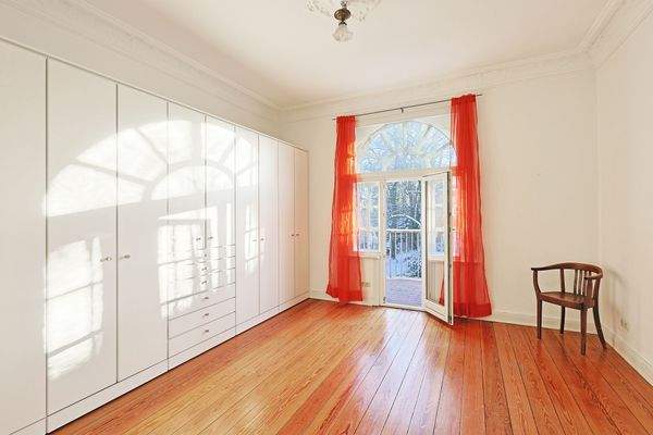 Vorderes Schlafzimmer mit Balkon mit Ost-Ausrichtung