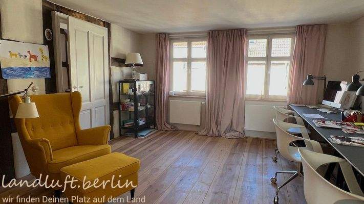 Arbeitszimmer mit Fenster zur Straße.jpg