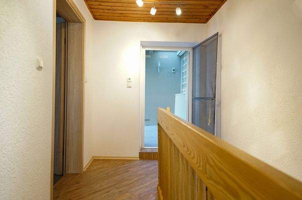 Flur mit Zugang Terrasse OG.jpg