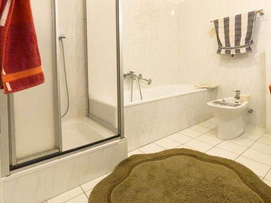 Bad mit Dusche & Wanne