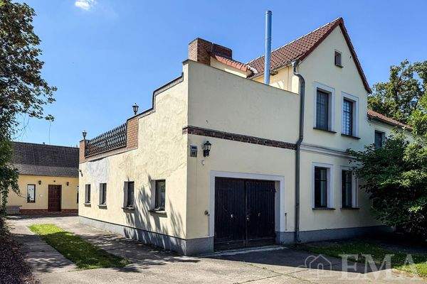 Hausansicht mit Zufahrt