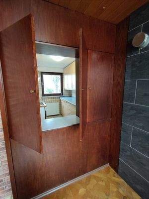 ... mit Durchreiche zur Küche