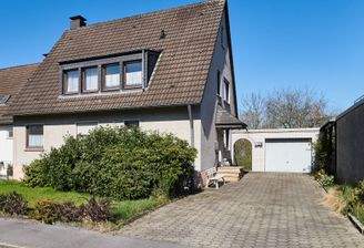 Frontansicht Vorgarten / Einfahrt 