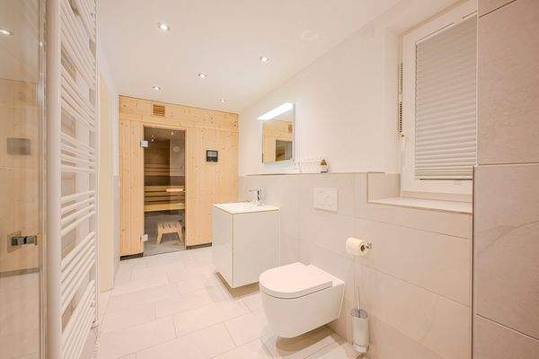 Wellnessbereich mit Sauna und Badezimmer