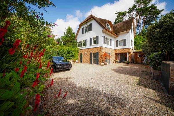 Auffahrt und Eingangsbereich