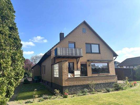 Rückansicht mit Terrasse und Balkon