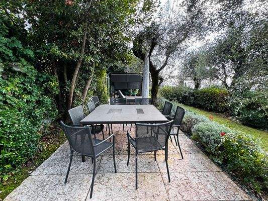Gartenterrasse mit Sonnenschirm und Esstisch - terrazza nel giardino con tavolo e parasole