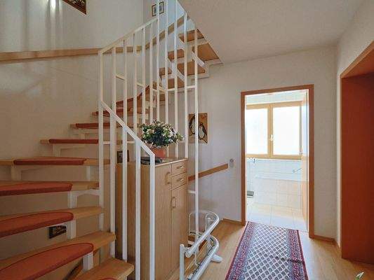 helles, moderne Holztreppe (aktuell mit Treppenlift)