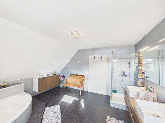 CAM03784G0-PR0100-STILL059