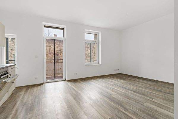 Wohnzimmer mit offener Küche