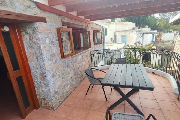 Kreta, Kavousi: Traditionelles Dorfsteinhaus mit Gästehaus zu verkaufen