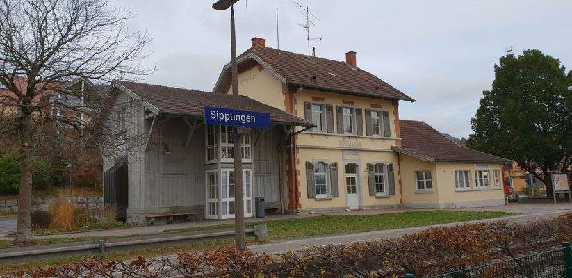 Bahnhof direkt vor dem Haus