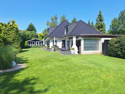 großer und grün angelegter Garten