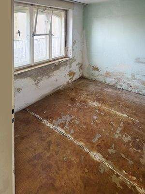 Zimmer Erdgeschoss mit großem Fenster