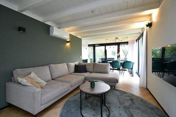 ferienhaus-kaufen-lakeside-resort-brielle-zwartewaal-wohnzimmer-offener-wohnbereich-2026