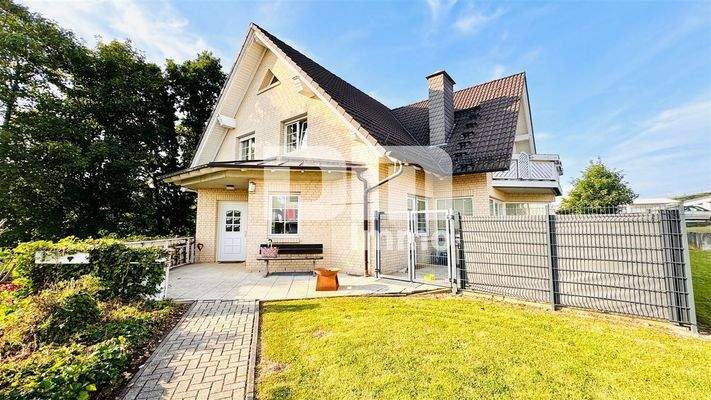 Opulenter Vorgartenbereich / Zuweg Wohnhaus