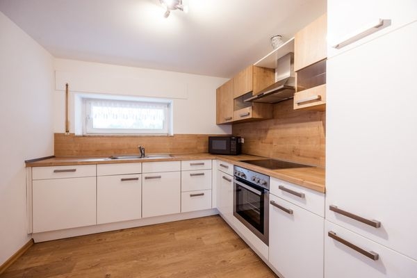 Helle und moderne Einbauküche 