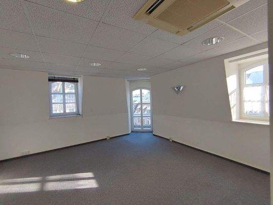 Hauptraum mit  Tür zum kleinen Balkon