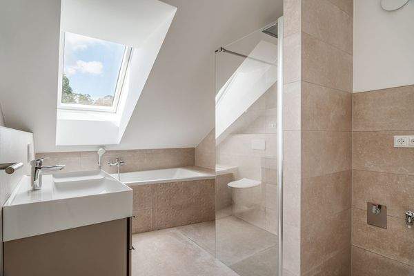 Bad mit Dusche und Wanne im OG (Beispiel)