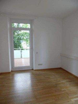 Zimmer mit Ausgang auf den Balkon  