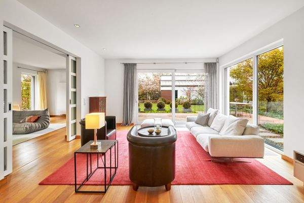 Raumgliedernder Kamin im EG