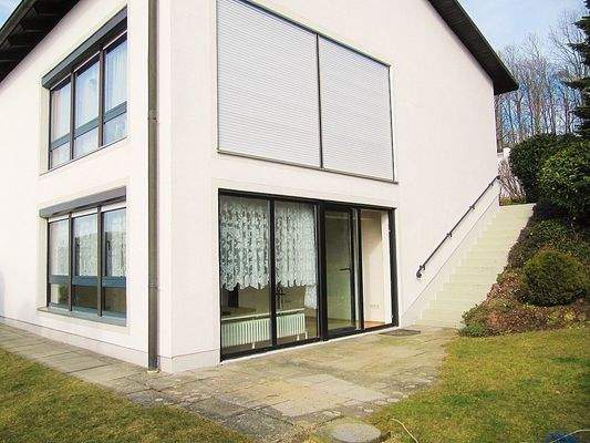 Einliegerwohnung: Terrasse vor dem Wohnzimmer