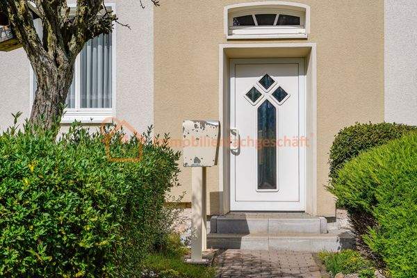 Hauseingang mit Briefkasten