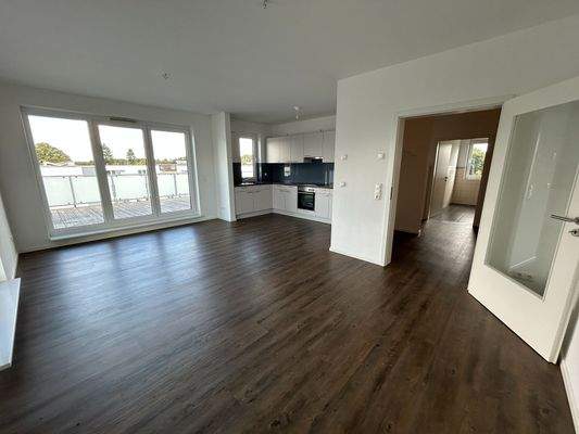 Lichtdurchfluteter Wohnbereich mit Dachterrassenzugang