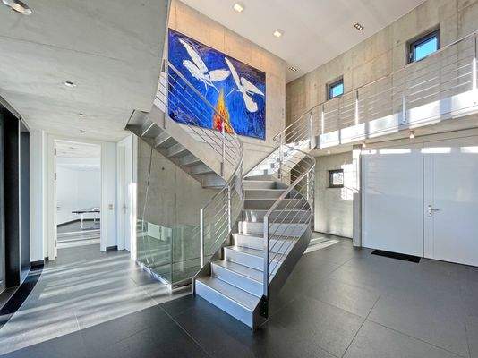 Edelstahltreppe im großzügigen Eingangsbereich