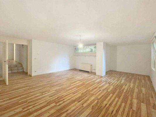 großer Raum im Untergeschoss