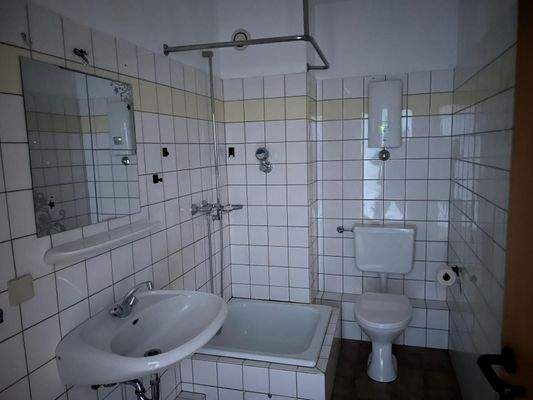 Kleines Badezimmer mit Fliesen