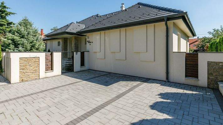 Objektansicht mit Parkplätzen