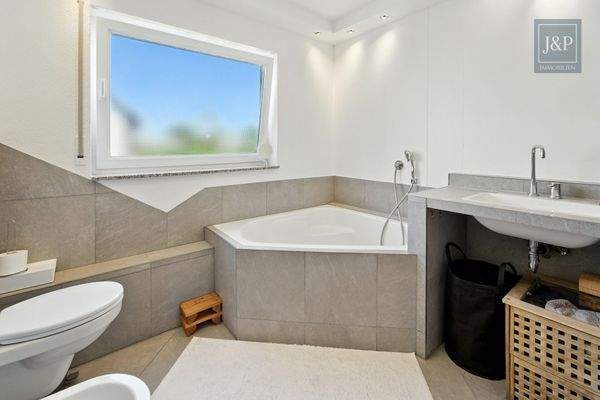 Badezimmer mit Eckbadewanne